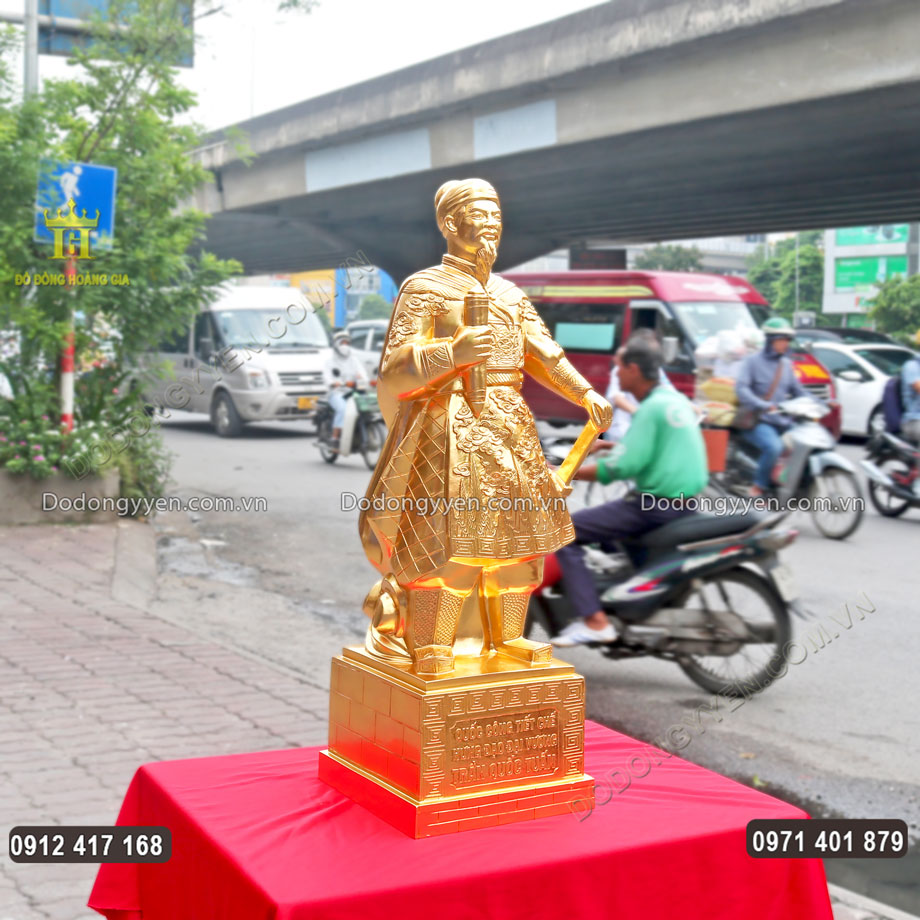 Pho tượng Trần Hưng Đạo bằng đồng d&aacute;t v&agrave;ng 24K l&agrave; d&ograve;ng sản phẩm cao cấp nhất